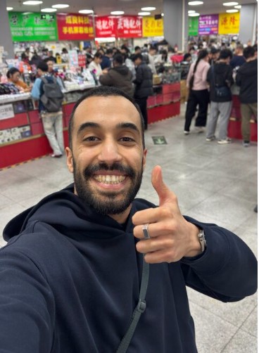 Arman in an electronics market in Shenzhen